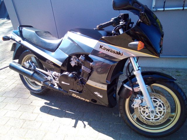 kawasaki - gpz-900-r