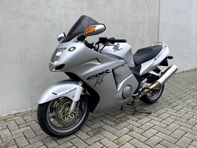 honda - cbr-1100--xx-super-blackbird