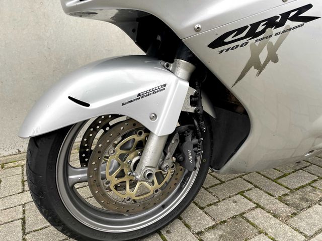 honda - cbr-1100--xx-super-blackbird