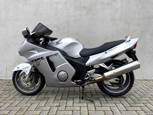 honda - cbr-1100--xx-super-blackbird