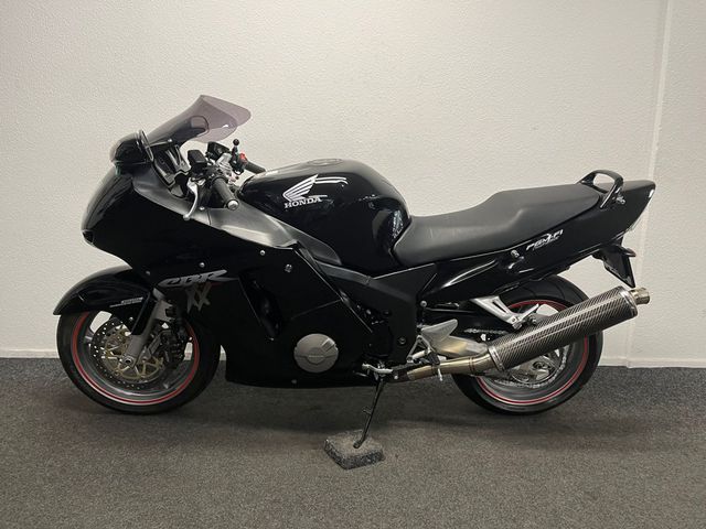 honda - cbr-1100--xx-super-blackbird