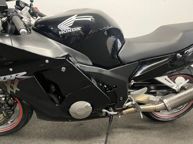 honda - cbr-1100--xx-super-blackbird