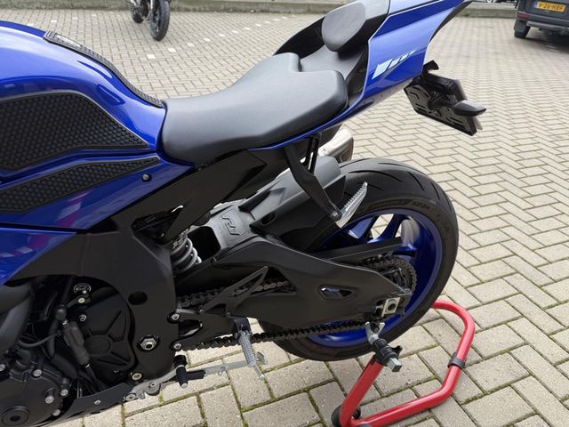 yamaha - r1