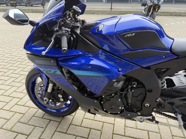yamaha - r1