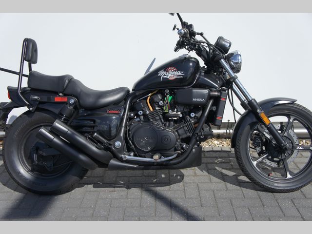 honda - vf-700-c-supermagna