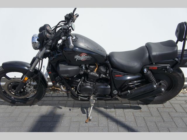 honda - vf-700-c-supermagna