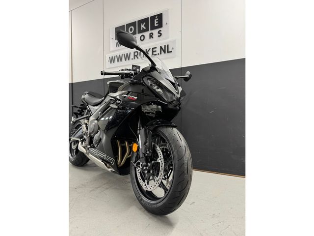 triumph - daytona-660