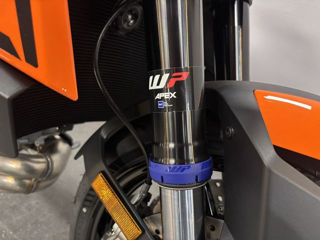 ktm - 1390-super-duke-r-evo