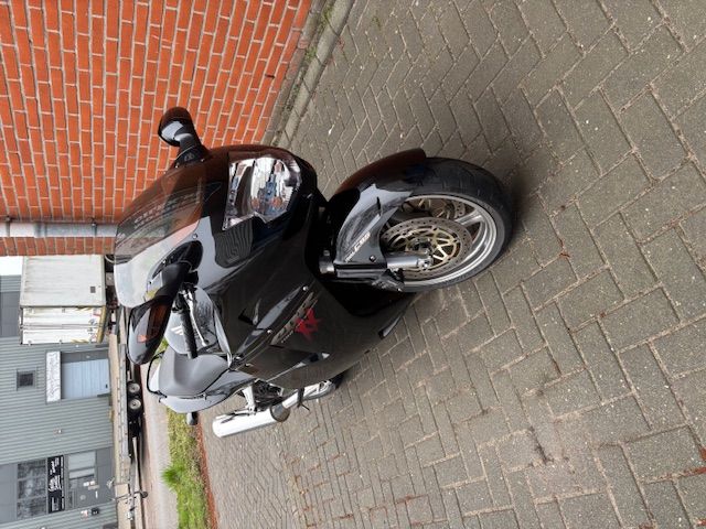 honda - cbr-1100--xx-super-blackbird