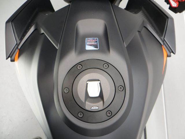 ktm - 1390-super-duke-r