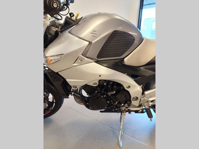 suzuki - gsr-600