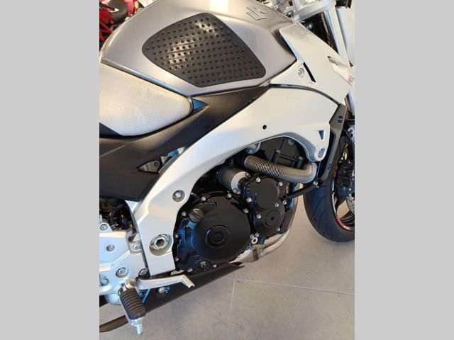 suzuki - gsr-600