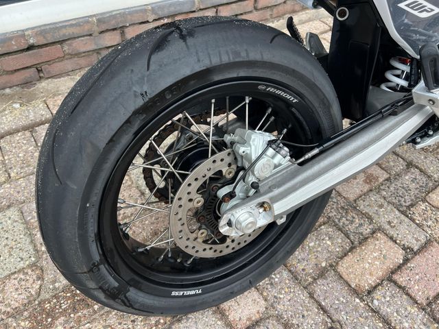 husqvarna - 701-supermoto