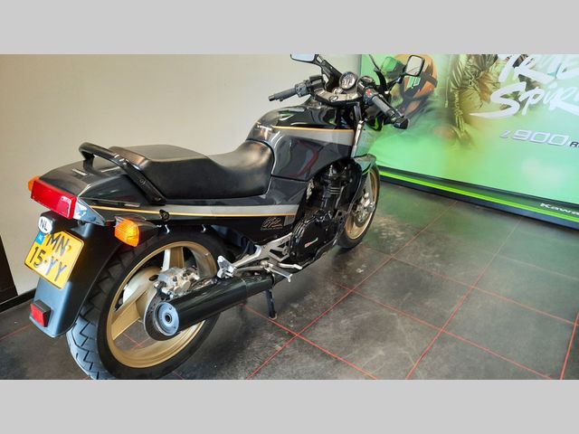 kawasaki - gpz-900-r