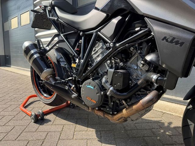 ktm - 1290-super-duke-r
