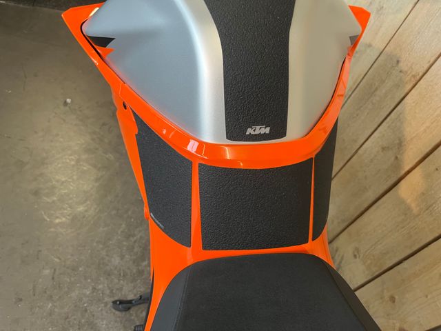 ktm - 1290-super-duke-r