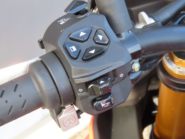 aprilia - tuono--v4-1100-factory