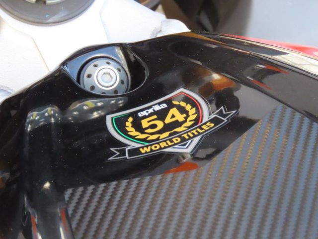 aprilia - tuono--v4-1100-factory