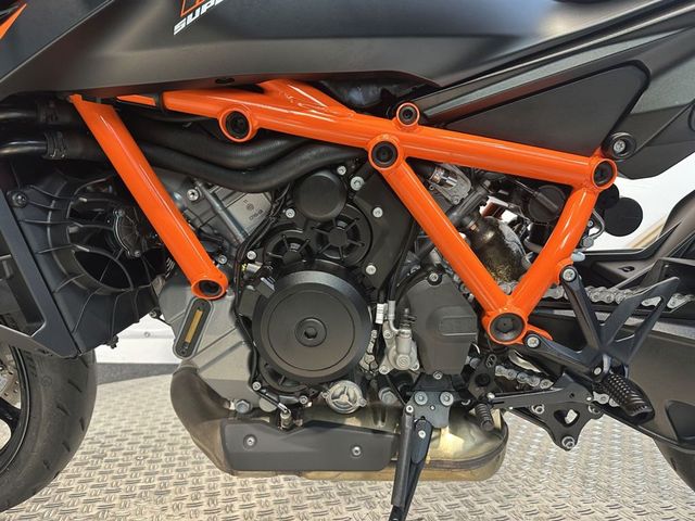 ktm - 1390-super-duke-r-evo