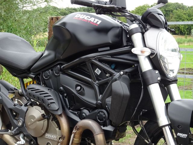ducati - monster-821-dark