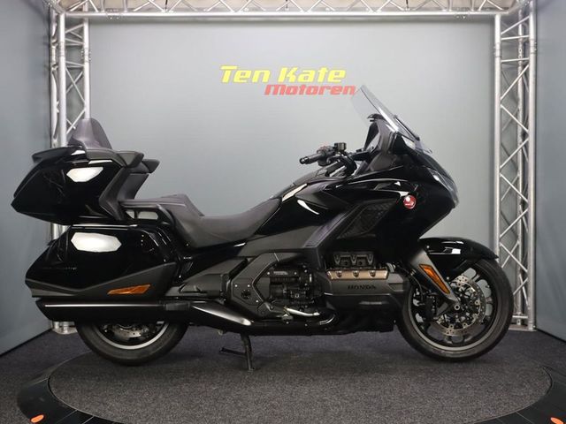 honda - gl-1800-goldwing-touring-deluxe