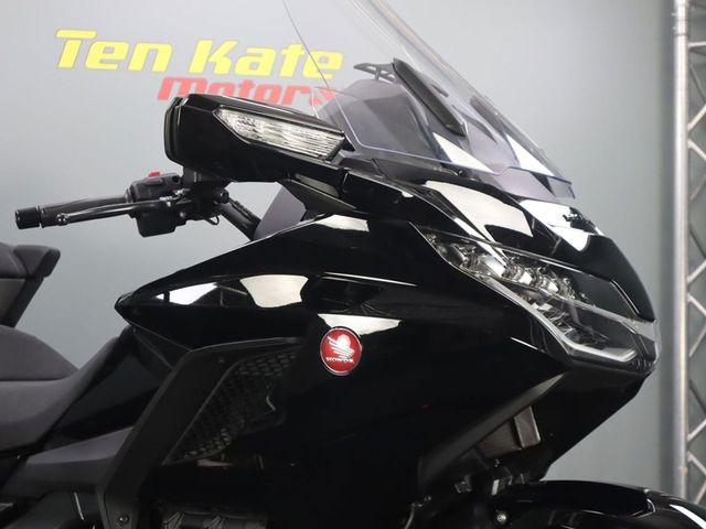 honda - gl-1800-goldwing-touring-deluxe