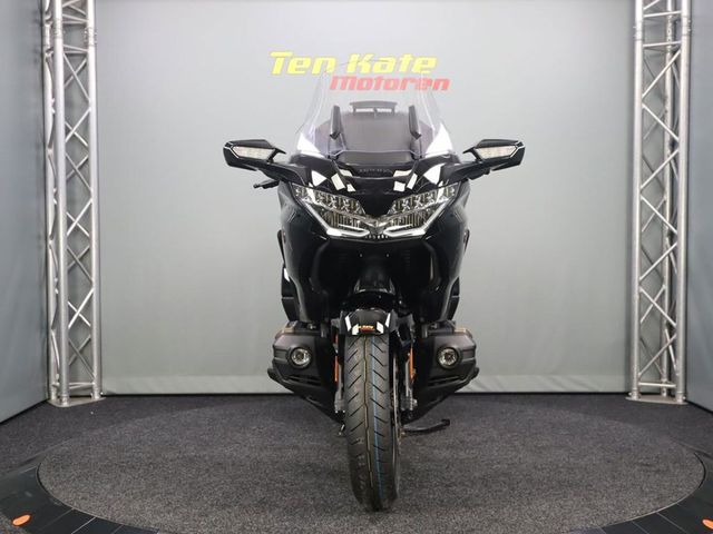 honda - gl-1800-goldwing-touring-deluxe