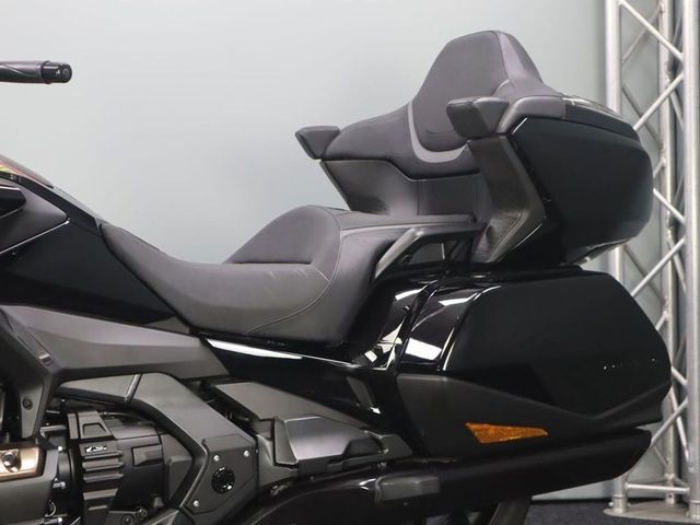 honda - gl-1800-goldwing-touring-deluxe