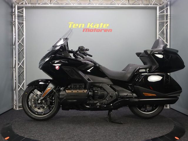 honda - gl-1800-goldwing-touring-deluxe