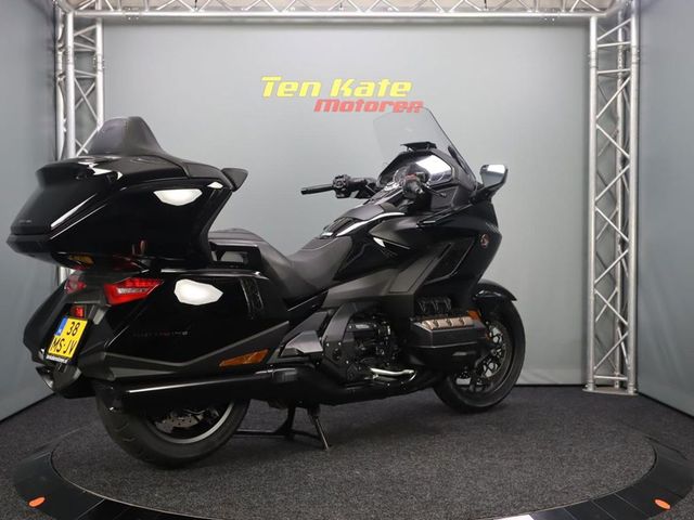honda - gl-1800-goldwing-touring-deluxe