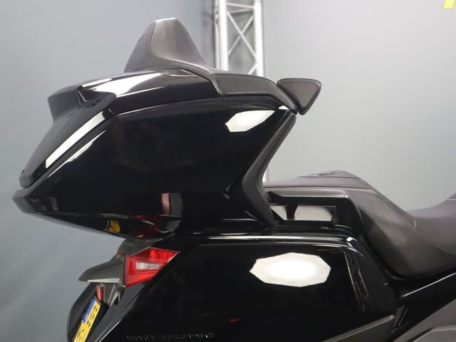 honda - gl-1800-goldwing-touring-deluxe