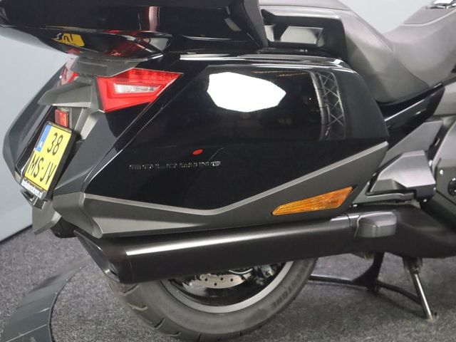 honda - gl-1800-goldwing-touring-deluxe