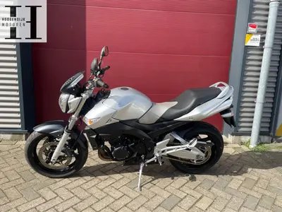 SUZUKI GSR 600 – foto 3