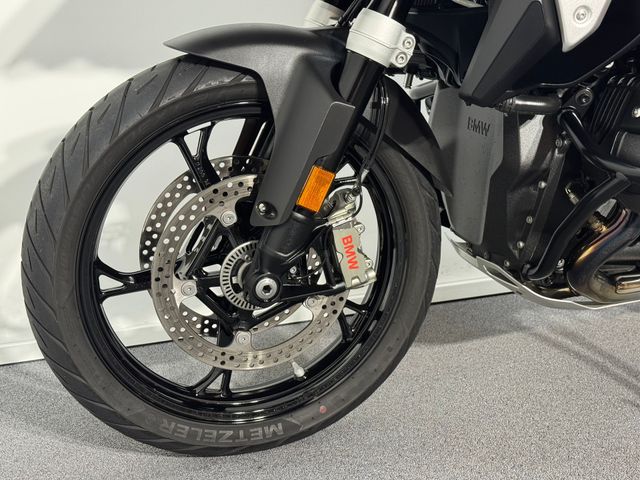 bmw - r-1300-gs-triple-black