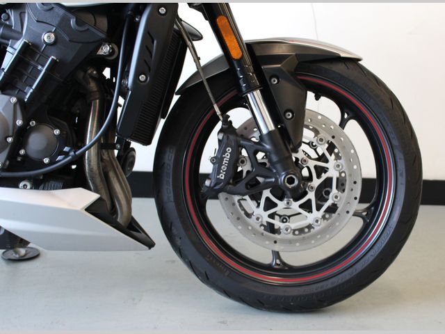 triumph - street-triple-r-low-ride-height