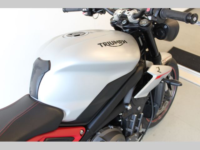 triumph - street-triple-r-low-ride-height