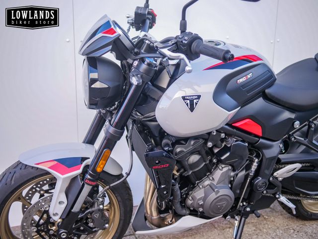 triumph - trident-800