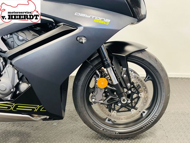 triumph - daytona-660