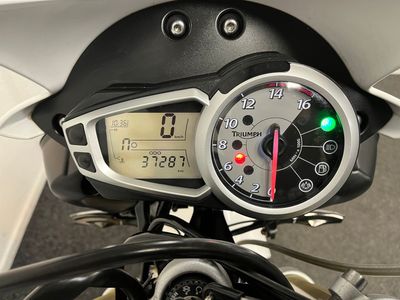 TRIUMPH STREET TRIPLE – foto 2
