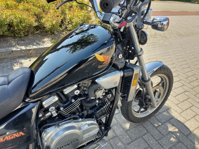 honda - vf-700-c-magna