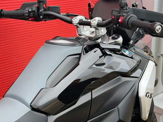bmw - r-1300-gs-triple-black