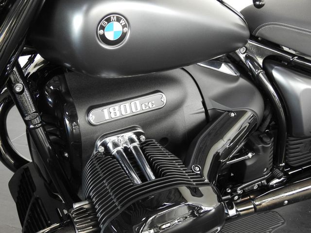 bmw - r-18-rocktane