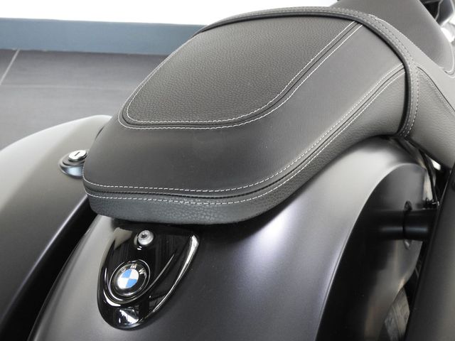 bmw - r-18-rocktane
