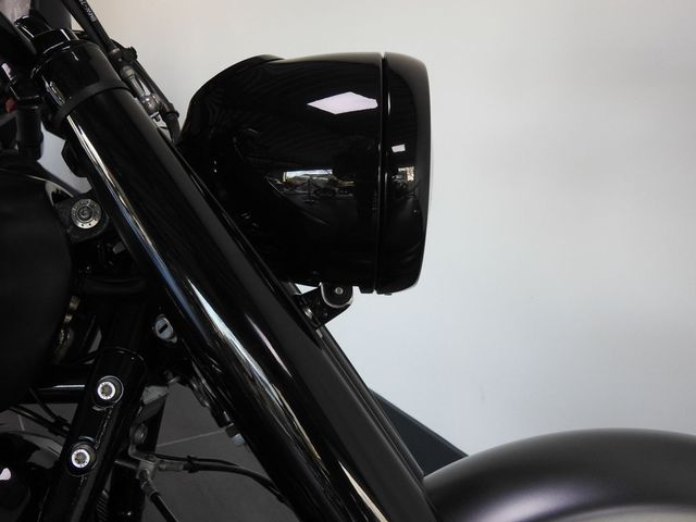 bmw - r-18-rocktane