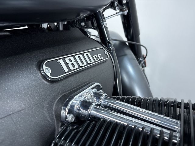 bmw - r-18-rocktane