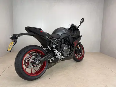 SUZUKI GSX-8R – foto 3