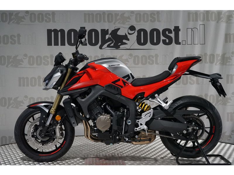 Qjmotor SRK 800 Siver/RED 2026 nieuw
