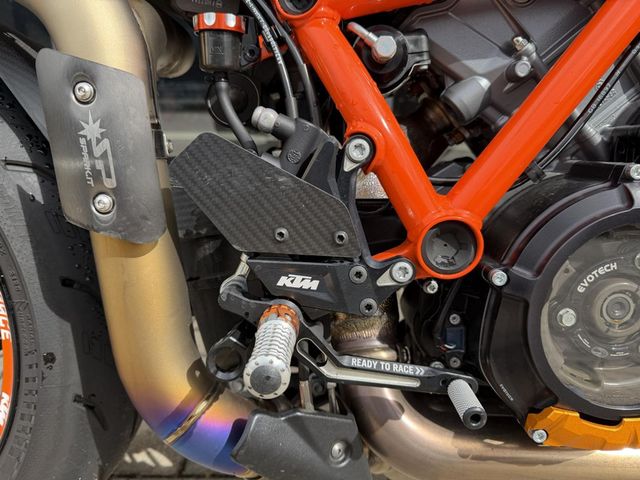 ktm - 1390-super-duke-r-evo
