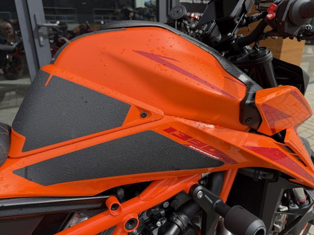 ktm - 1390-super-duke-r-evo