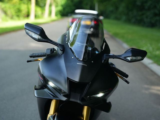 honda - cbr-1000-rr-r-fireblade-sp